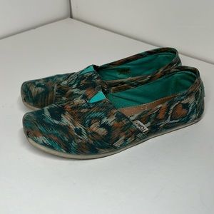 Blue Ikat pattern Toms